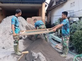 Kualitas Material Jadi Prioritas, Satgas TMMD ke-129 Laksanakan Pengayakan Pasir untuk Rabat Jalan