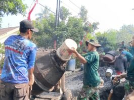 Satgas TMMD ke-129 Dukung Percepatan Pengecoran, Material Didistribusikan Menggunakan Ember