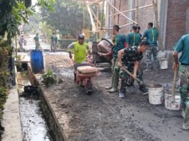 Gotong Royong Warga dan Satgas TMMD Percepat Pembuatan Adonan Beton