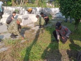 Rawat Situs Bersejarah, Forkopimcam Kedungjajang Gelar Kerja Bakti Bersama di Makam Adipati Singo Wiguno