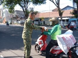 Pererat Kedekatan dengan Masyarakat, Koramil Lumajang Berbagi Kebaikan di Jumat Berkah