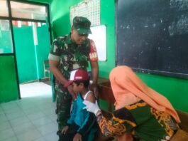 Dukung Tumbuh Kembang Anak, Babinsa Supiturang Dampingi Konsultasi Kesehatan di Sekolah
