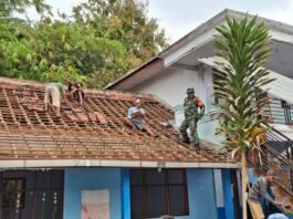 Membaur dalam Kerja Bakti, Babinsa Sidorejo Dukung Pembenahan Ruang Kelas Madrasah
